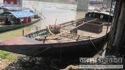 এভাবে ঝুঁকি নিয়ে নদী পার হয় লোকজন