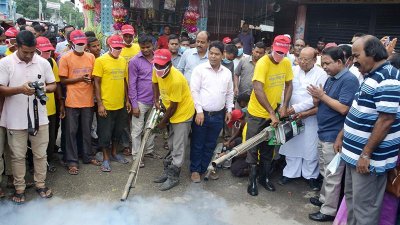 মশক নিধন অভিযানের উদ্বোধন করেন ঠাকুরগাঁও-১ আসনের সংসদ সদস্য রমেশ চন্দ্র সেন। ছবি- প্রতিনিধি