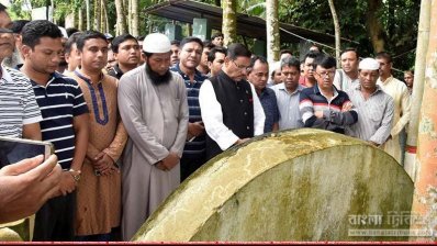বাবার কবর জিয়ারতে ওবায়দুল কাদের (ছবি- প্রতিনিধি)