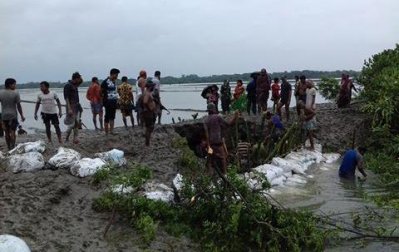 সাতক্ষীরার আশাশুনি উপজেলার কলঘেষিয়া নদীর বেড়িবাঁধ ভেঙে বিস্তীর্ণ অঞ্চল প্লাবিত (ছবি- সাতক্ষীরা প্রতিনিধি)