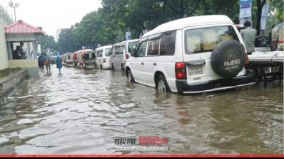 পানির কারণে এভাবেই রাস্তায় দাঁড়িয়ে ছিল গাড়ি