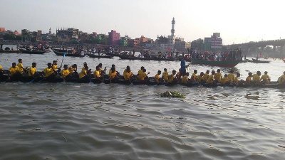 বুড়িগঙ্গায় নৌকাবাইচ