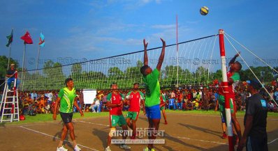 ঠাকুরগাঁওয়ে বিজিবি-বিএসএফ প্রীতি ভলিবল ম্যাচ। ছবি-প্রতিনিধি