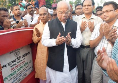 রাসেল মিনি স্টেডিয়ামের ভিত্তিপ্রস্তর স্থাপন শেষে মোনাজাত করেন স্বাস্থ্যমন্ত্রী