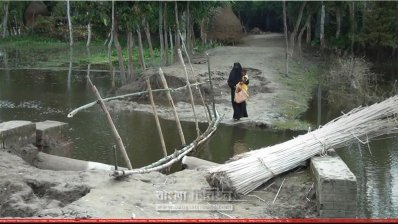 সংস্কারের উদ্যোগ না নেওয়ায় দুর্গত এলাকার মানুষের যোগাযোগ ব্যাহত