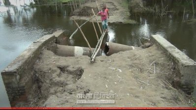 সংস্কারের উদ্যোগ না নেওয়ায় দুর্গত এলাকার মানুষের যোগাযোগ ব্যাহত