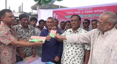 নীলফামারী শহরের বড় বাজার ট্রাফিক মোড়ে বিএনপির সদস্য সংগ্রহ অনুষ্ঠানে মেজর হাফিজ (ছবি-নীলফামারী প্রতিনিধি) 