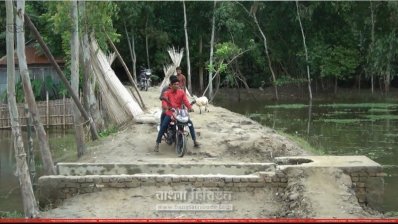 সংস্কারের উদ্যোগ না নেওয়ায় দুর্গত এলাকার মানুষের যোগাযোগ ব্যাহত