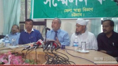 সংবাদ সম্মেলনে কথা বলছেন সিভিল সার্জন আজিজুর রহমান সিদ্দিকী (ছবি-চট্টগ্রাম ব্যুরো)