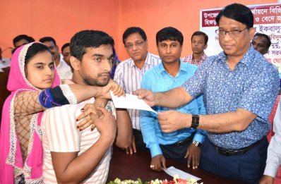 ভায়ের সহযোগীতা নিয়ে আর্থিক সহযোগীতা নিতে এসেছে এক প্রতিবন্ধী শিক্ষার্থী (ছবি- দিনাজপুর প্রতিনিধি)