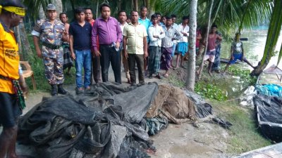 টেকা নদীতে অভিযান চালিয়ে জাল জব্দ (ছবি-যশোর প্রতিনিধি)