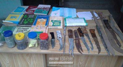 যশোর থেকে উদ্ধাকৃত জিহাদি বই, বোমা তৈরির উপকরণ ও দেশীয় অস্ত্র। ছবি-প্রতিনিধি 