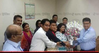 রবিবার সকালে দায়িত্বভার গ্রহণের সময় ভারপ্রাপ্ত সচিব হেলালুদ্দীন আহমদকে শুভেচ্ছা জানান নির্বাচন কমিশনের কর্মকর্তারা
