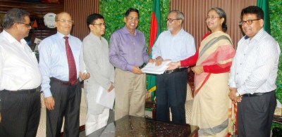 প্রধান নির্বাচন কমিশনারের কাছে আয়-ব্যয়ের হিসাব জমা দিচ্ছেন আ.লীগের প্রতিনিধি দল, ছবি ফোকাস বাংলা