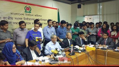 প্রেস ব্রিফিংয়ে কথা বলছেন প্রধান নির্বাচন কমিশনার কেএম নুরুল হুদা