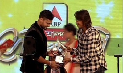 ঝুলন গোস্বামীর হাত থেকে পুরস্কার নিচ্ছেন মাশরাফি