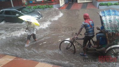 একদিকে অঝোর ধারা, আরেকদিকে ঝাঁঝালো রোদ্দুর