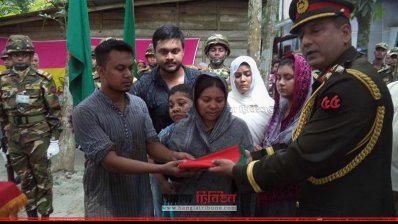 বাবা-মায়ের কবরের পাশে শায়িত হলেন সাব-সেক্টর কমান্ডার মেজর জিয়াউদ্দিন