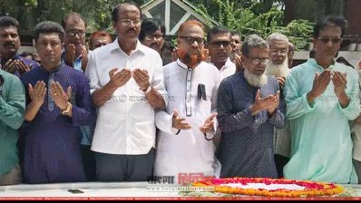 বঙ্গবন্ধুর সমাধিতে শ্রদ্ধা জানাচ্ছে টুঙ্গিপাড়া উপজেলা আওয়ামী লীগ