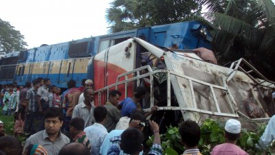 ২০১৪ সালের ১ আগস্ট ট্রেনের ধাক্কায় দুমড়ে মুচড়ে যাওয়া বাস (ঝিনাইদহ প্রতিনিধি)