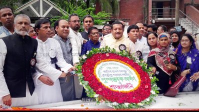 বঙ্গবন্ধুর সমাধিতে জেলা পরিষদ মেম্বারস অ্যাসোসিয়েশনের শ্রদ্ধা