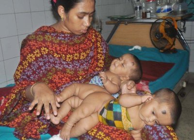 মায়ের কোলে তৌফা-তহুরা