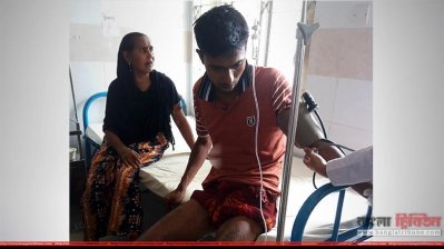 সিরাজগঞ্জ সদর হাসপাতালে চিকিৎসাধীন হানিফ। ছবি- প্রতিনিধি