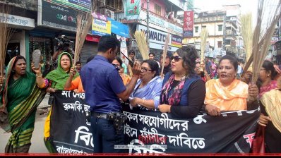 তুফান ও রুমকিসহ অন্যদের দ্রুত বিচারের দাবিতে ঝাঁড়ু ও জুতা মিছিল