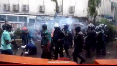শিক্ষার্থীদের লক্ষ্য করে টিয়ারশেল ছুঁড়ছে পুলিশ