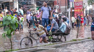 বৃষ্টিতে তলিয়ে গেছে সড়ক
