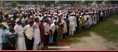 মানিকগঞ্জের গিলন্ড গ্রামে হারুনার রশিদ খান মুন্নুর শেষ জানাজা। ছবি-প্রতিনিধি 