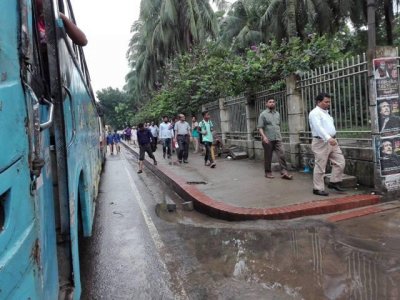 যানজটে বাস ছেড়ে পায়ে হেঁটে চলছেন যাত্রীরা