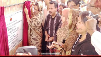 আড়াইহাজারে মহিলা প্রশিক্ষণ কেন্দ্রের ভিত্তিপ্রস্তর স্থাপন করছেন মেহের আফরোজ চুমকি