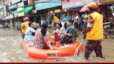 এবার রাজধানীর শান্তিনগরে জলাবদ্ধ মানুষকে উদ্ধারে সড়কে ফায়ার সার্ভিসের রেসকিউ বোট