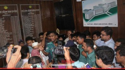 শের-ই বাংলা মেডিক্যাল কলেজ হাসপাতালে ডাক্তার লাঞ্চিতের ঘটনায় উত্তেজনা। ছবি-প্রতিনিধি 