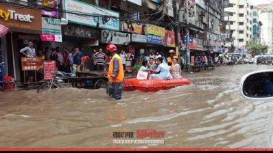 রাজধানীর রাস্তায় রেসকিউ বোট 