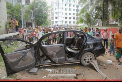 বনশ্রীতে গৃহকর্মীর মৃত্যুর ঘটনায় ক্ষুব্ধ এলাকাবাসীর গাড়ি ভাংচুর।