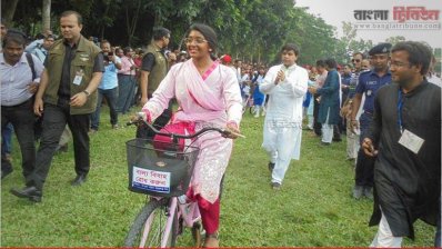 সিরাজগঞ্জে সাইকেল বিতরণ অনুষ্ঠানে প্রধানমন্ত্রীর নাতনি