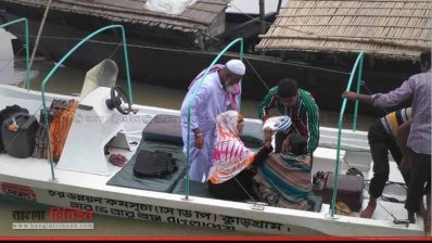 অসুস্থ তারামন বিবিকে স্পিডবোটে রংপুর নেওয়া হচ্ছে