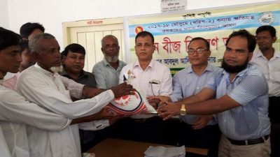ফুলগাজীতে বন্যায় ক্ষতিগ্রস্ত কৃষকদের আমন ধানের বীজ বিতরণ