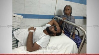 হাসপাতালে চিকিৎসাধীন সিদ্দিকুর রহমান। বেডের পাশে বসে আছেন তার মা4