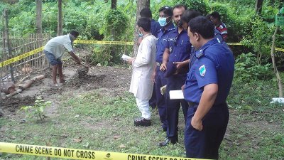 পুনরায় সুরতহাল রিপোর্টের জন্য সমাধিস্থল থেকে কাঠমিস্ত্রি নির্মল রায়ের লাশ উত্তোলন। ছবি- প্রতিনিধি 