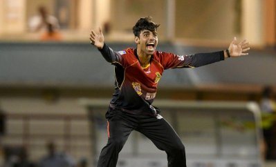 ম্যাচসেরার পুরস্কার জিতেছেন শাদাব খান