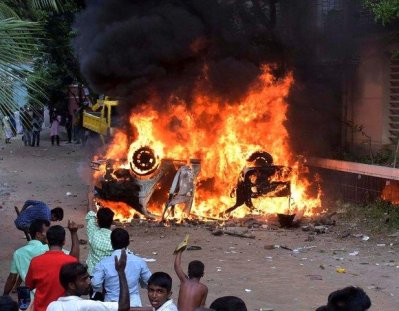 বনশ্রীতে গৃহকর্মীর মৃত্যুর ঘটনায় বিক্ষুব্ধ জনতা গাড়িতে আগুন লাগিয়ে দেয়