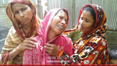 কুড়িগ্রামে লাইলীর মায়ের (মাঝে) আহাজারি