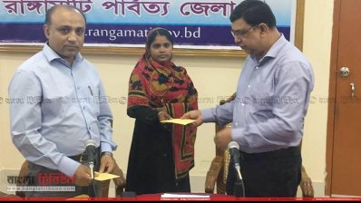 ন্যাশনাল ব্যাংকের পক্ষ থেকে পাহাড় ধসে নিহত ব্যক্তিদের পরিবারকে পাঁচ হাজার করে টাকা দিচ্ছেন জেলা প্রশাসক