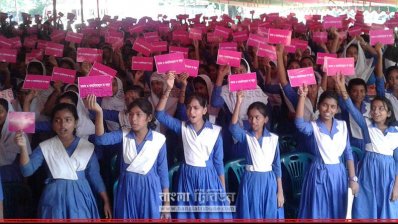 গোপালগঞ্জের কোটালীপাড়ায় মাদক ও বাল্যবিয়েকে লালকার্ড দেখাচ্ছেন শিক্ষার্থীরা। ছবি-প্রতিনিধি 
