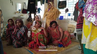 পাহাড় ধসের পর আশ্রয়কেন্দ্রে আশ্রয় নেওয়া বিভিন্ন পরিবারের সদস্য
