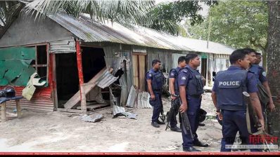ব্রাহ্মণবাড়িয়া পৌর এলাকার ছয়বাড়ীয়া গ্রামে দুই পক্ষের সংঘর্ষের পর পুলিশের পাহারা। ছবি- প্রতিনিধি 