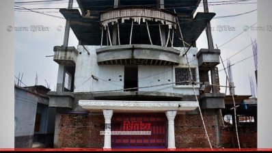 চকসূত্রাপুরে তুফানদের নির্মাণাধীন বাড়ি